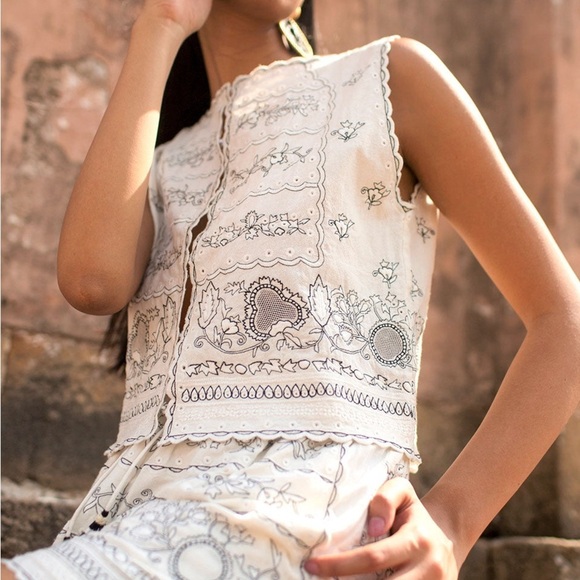 Scarlett Poppies Vintage Vouge White Embroidered Sleeveless Scallop Hem Top Sz S - Picture 2 of 11